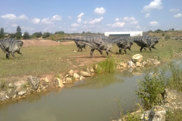 Park dinozaurów - ścieżka dydaktyczna - stado dinozaurów