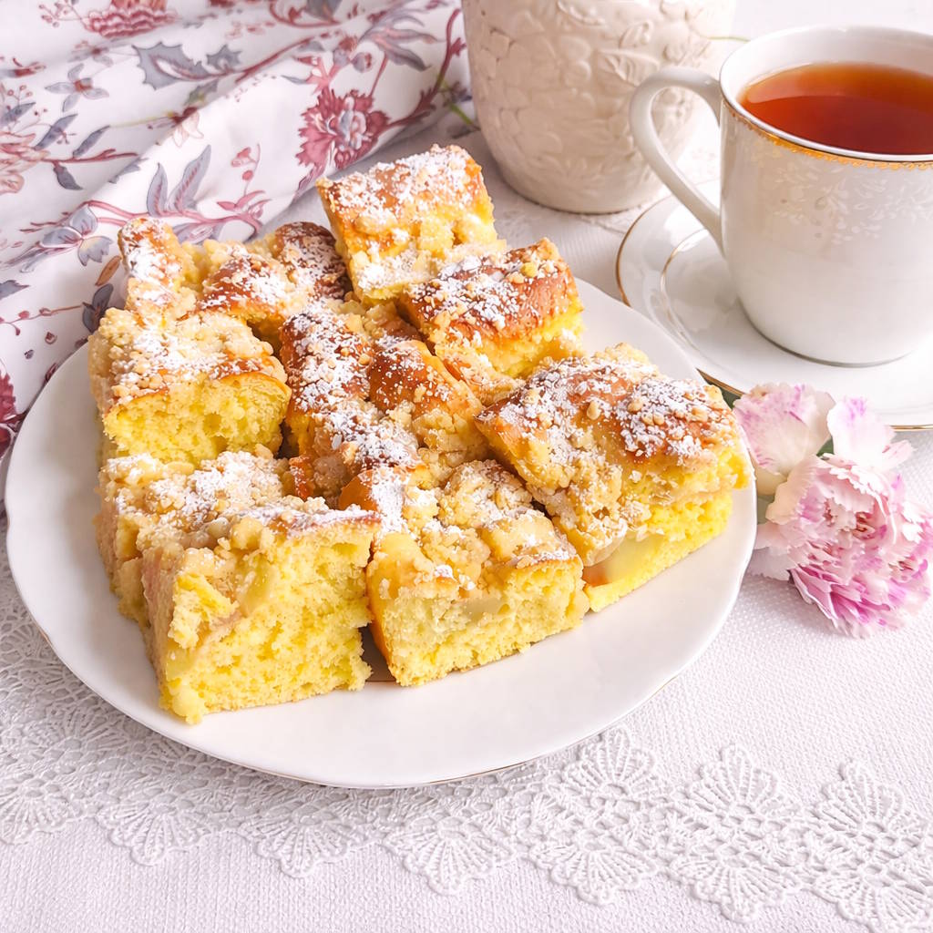 Wnętrze ciasta drożdżowego z jabłkami Puszyste ciasto drożdżowe z jabłkami przekrojone w środku