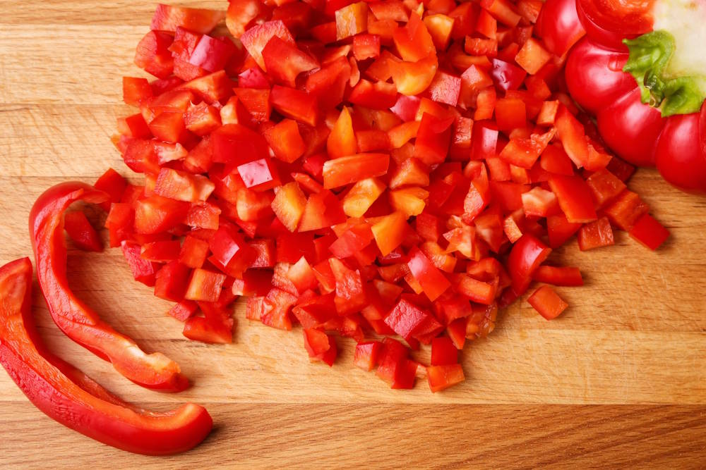 Papryka do sosu słodko-kwaśnego – przygotowanie warzyw Świeża pokrojona papryka do sosu słodko-kwaśnego