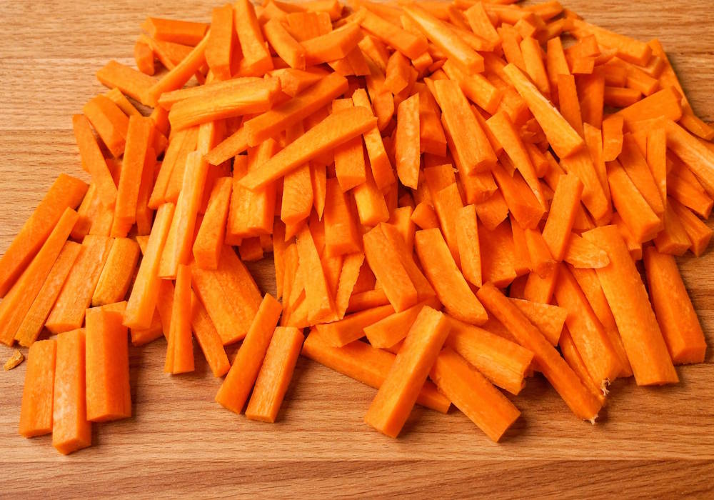 Marchewka do sosu słodko-kwaśnego – przygotowanie Marchewka pokrojona w paski do sosu słodko-kwaśnego