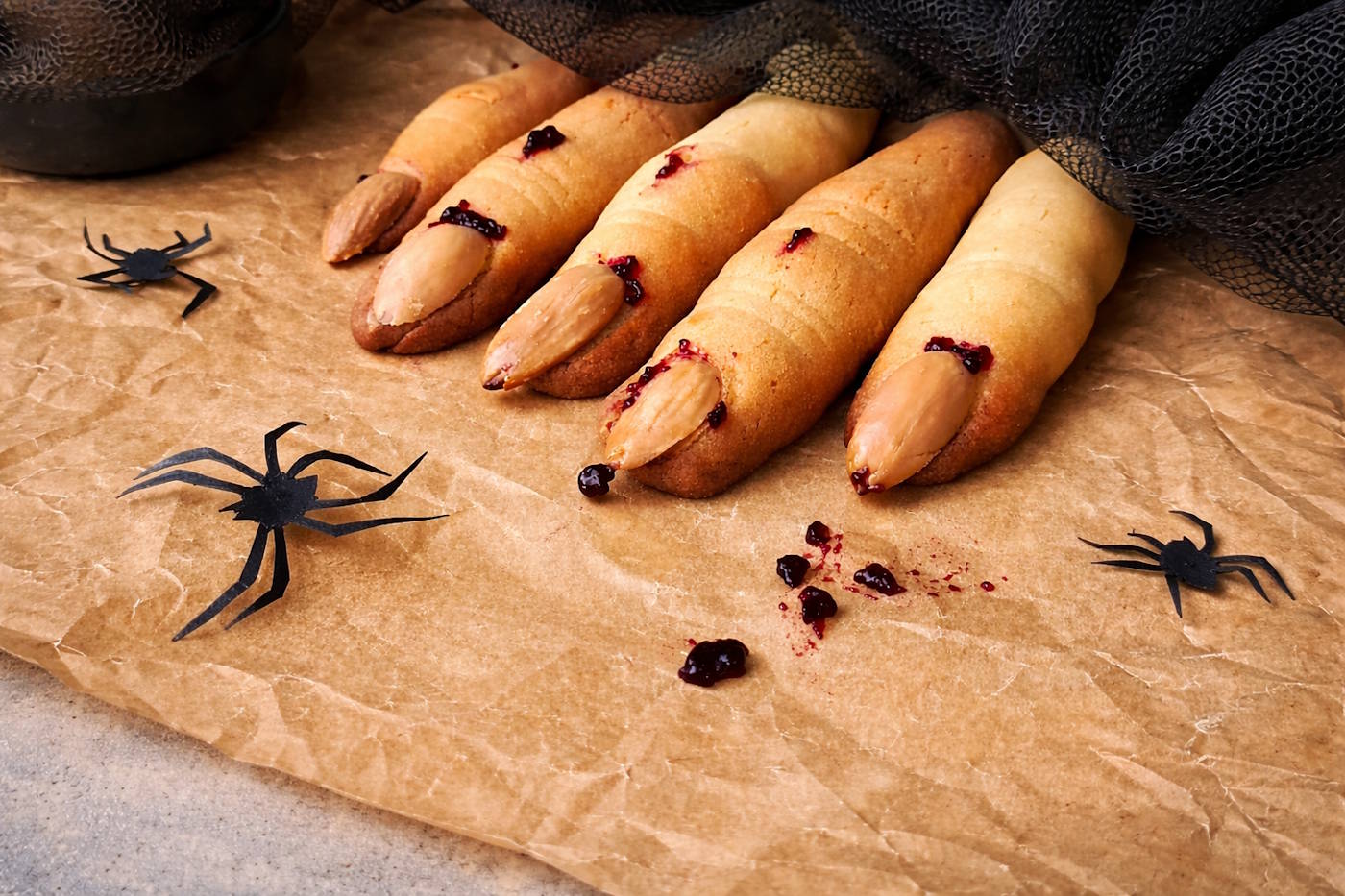 Paluchy wiedźmy z efektem krwi Paluchy wiedźmy z dżemem truskawkowym efekt krwi Halloween
