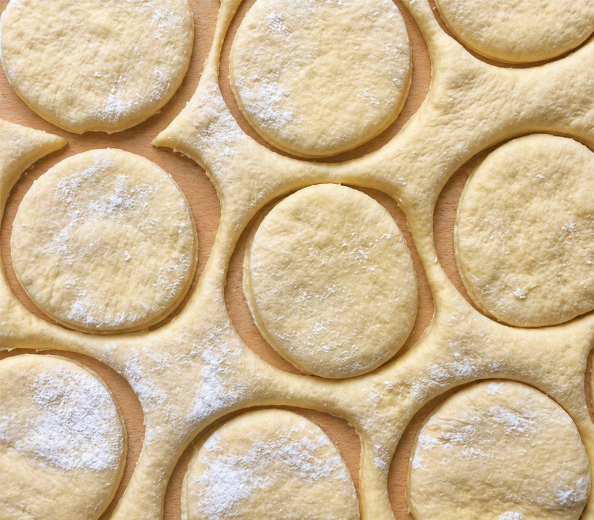 Wycinanie ciasta na pączki – jak przygotować idealne krążki Wycinanie kółek z ciasta drożdżowego na pączki