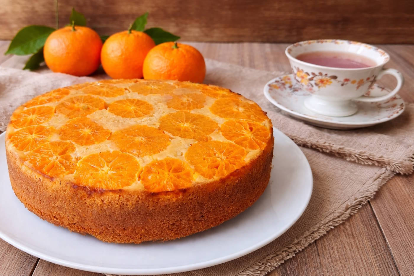 Ciasto mandarynkowe obracane Ciasto mandarynkowe obracane na talerzu