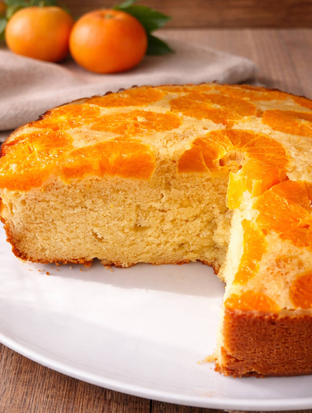 Kawałek ciasta mandarynkowego Przekrojony kawałek ciasta mandarynkowego