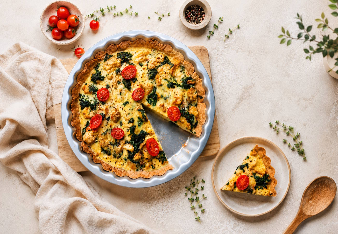 tarta z kurczakiem i szpinakiem Tarta z kurczakiem i szpinakiem na kruchym spodzie, z kremowym farszem i zapieczonym serem.
