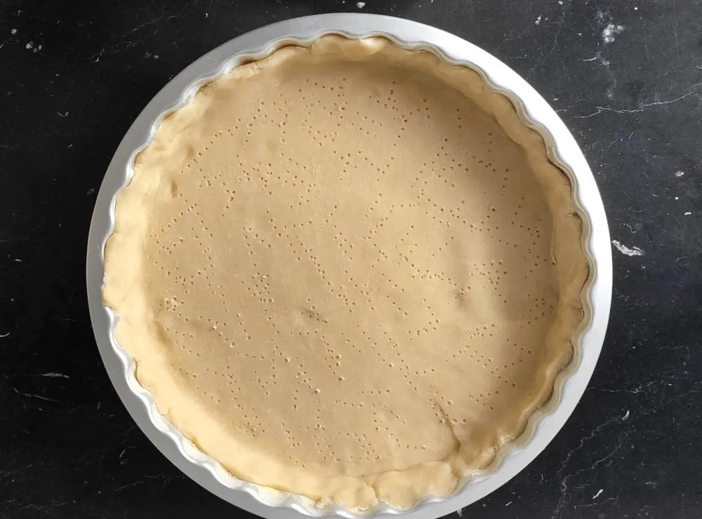 tarta ze szpinakiem_krok1 Tarta z kurczakiem i szpinakiem na kruchym spodzie, z kremowym farszem i zapieczonym serem.