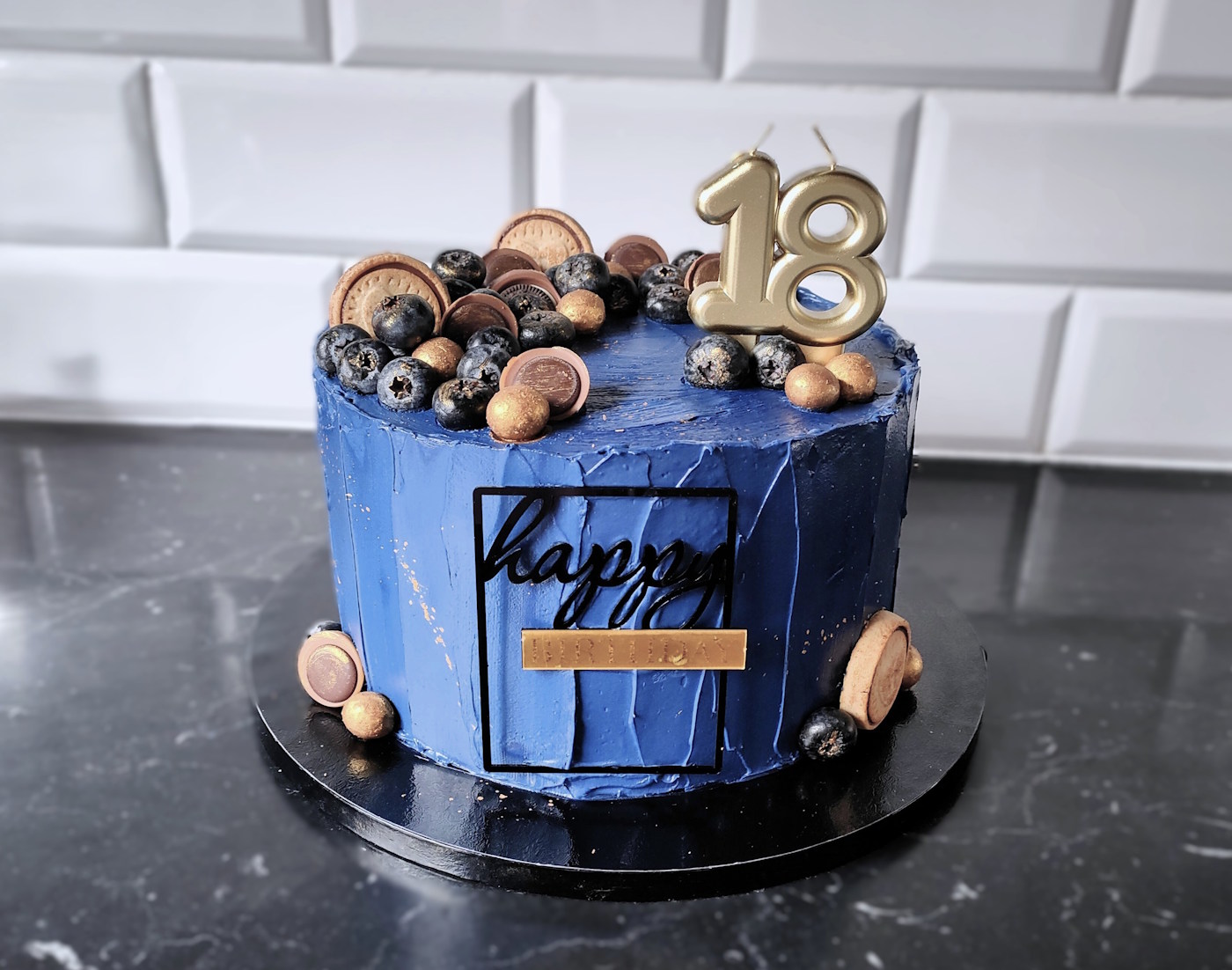 Granatowy tort z musem