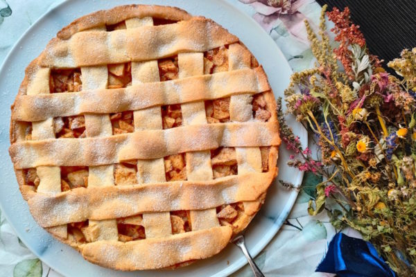 Domowa szarlotka w kratkę z jabłkami na kruchym cieście, widok z góry