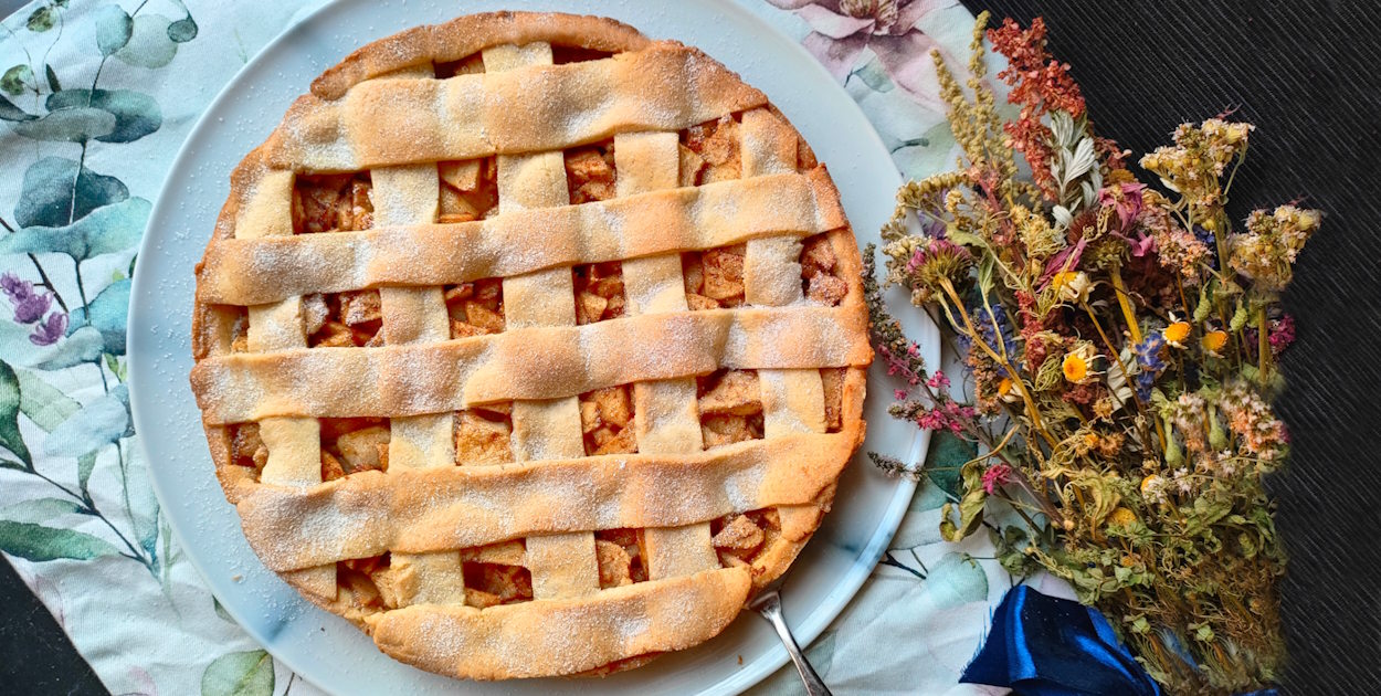 Domowa szarlotka w kratkę z jabłkami na kruchym cieście, widok z góry