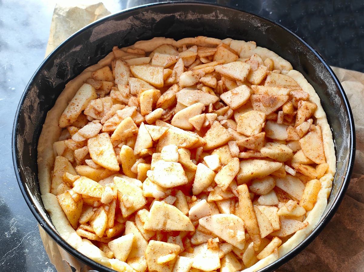 Szarlotka w kratkę z góry ułożenie jabłek z cynamonem