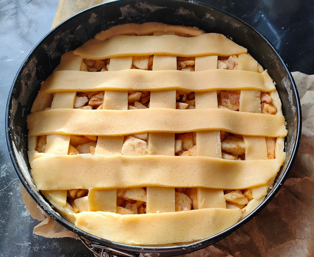 Szarlotka w kratkę - ułożenie pasków