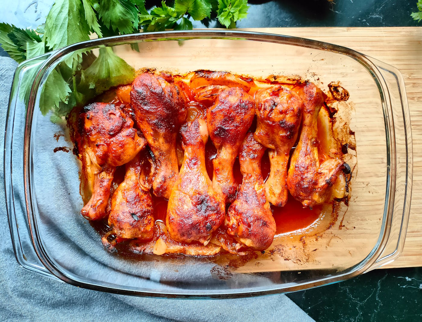 Pałki z kutchupem Zrumienione pałki z kurczaka z ketchupem, świeżo wyjęte z piekarnika.