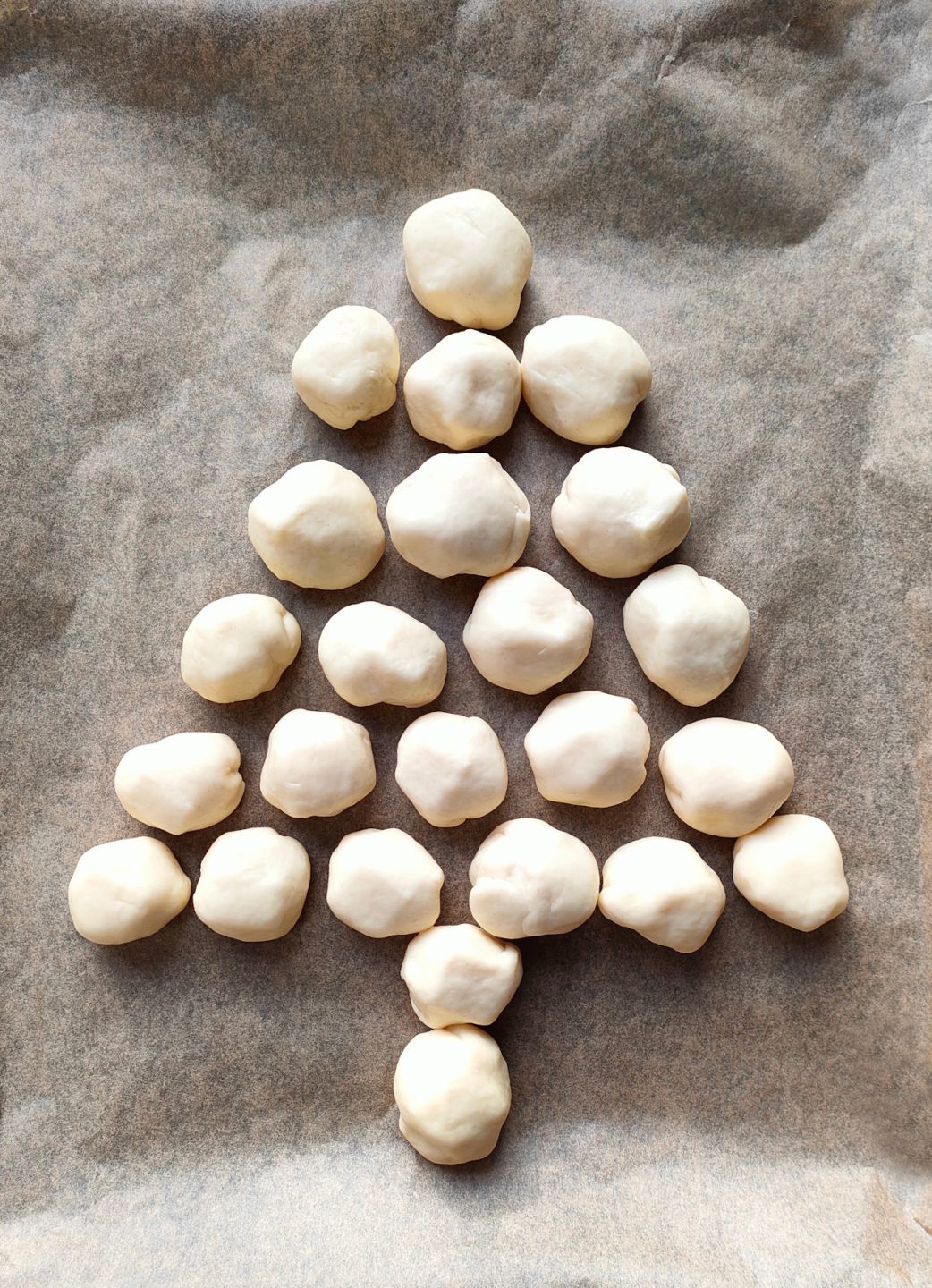 Świąteczny chlebek odrywany mozzarella – choinka