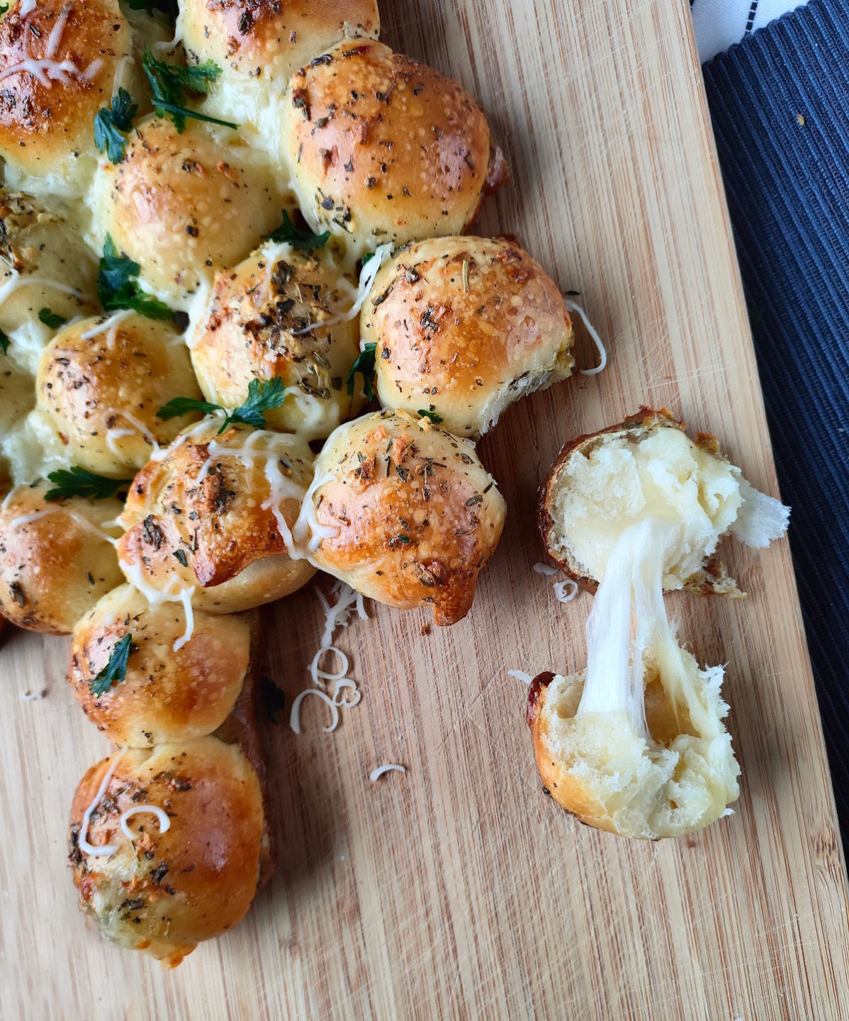 Świąteczny chlebek odrywany mozzarella – po upieczeniu