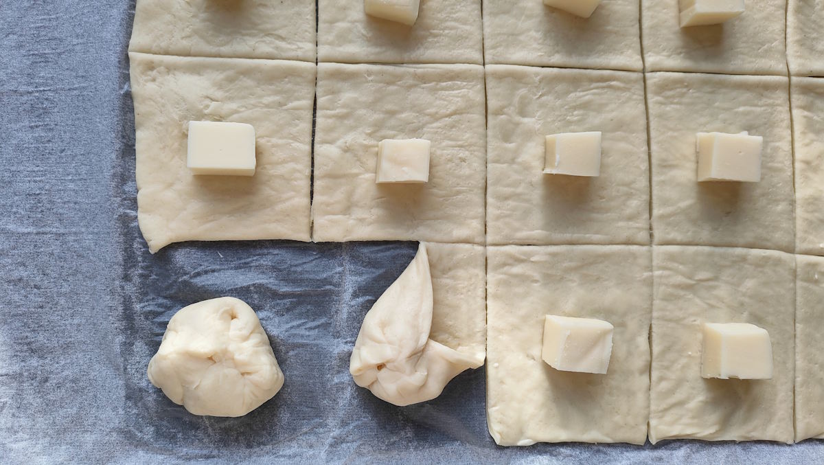 Świąteczny chlebek odrywany mozzarella – zlepianie